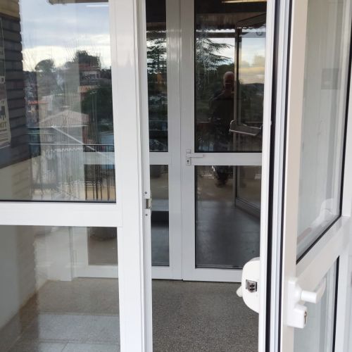 Porta d'alumini amb sistema antipànic