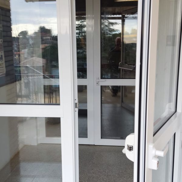 Porta d'alumini amb sistema antipànic